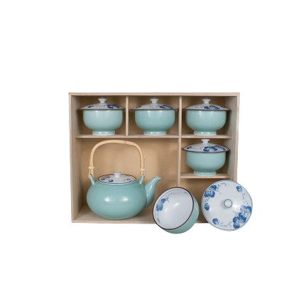 Vrijstaande productfoto: Budo theepot en kopjes in houten doos