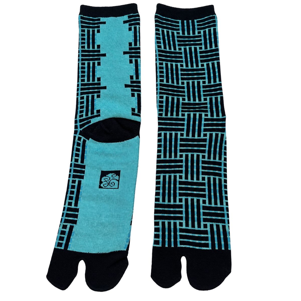 Vrijstaand, verticaal beeld van Tabi sokken Kōshi, zwart met turquoise rastermotief