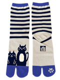 Vrijstaand, verticaal beeld van Tabi sokken Neko Shima, wit met blauwe strepen en katten