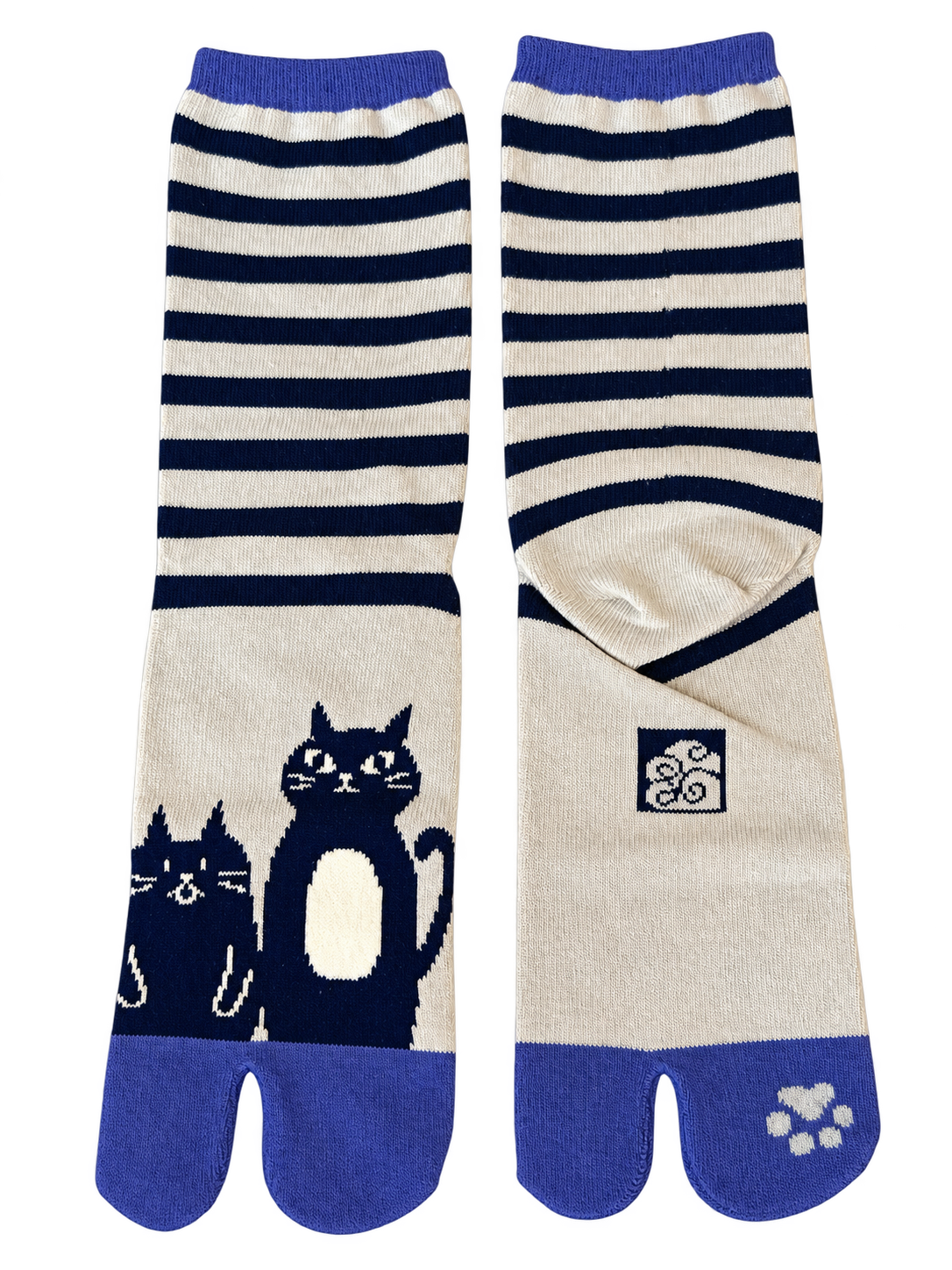 Vrijstaand, verticaal beeld van Tabi sokken Neko Shima, wit met blauwe strepen en katten