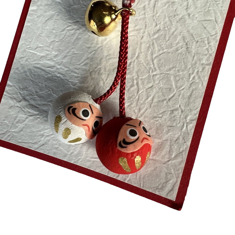 Vrijstaand beeld van Daruma Bel Koord, achterzijde